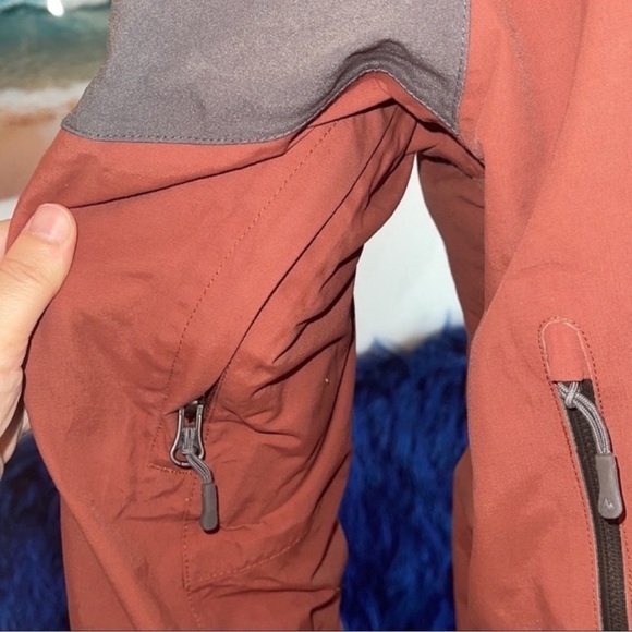 Marmot mens or women’s windbreaker jacket red and grey in color With pockets - Picture 10 of 11